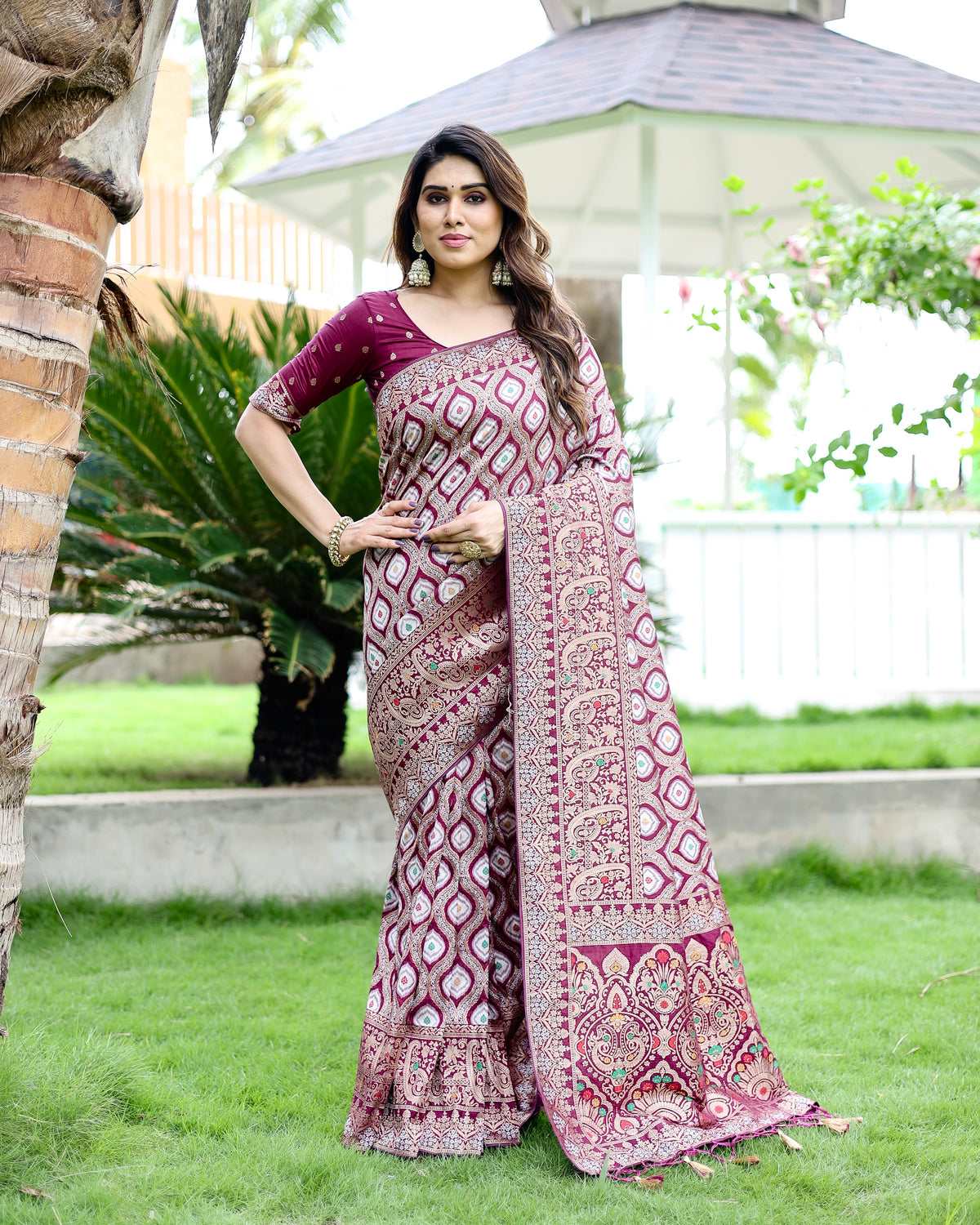 Elegant Dark Pink Color Pure Kanjivaram Pattu Saree with Heavy Zari Weaving, Rich Pallu & Contrast Blouse Piece.