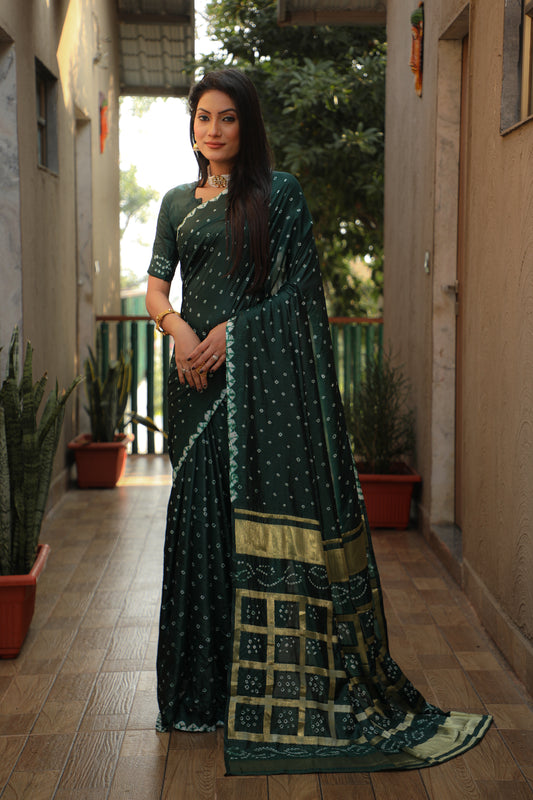 Exquisite Green Bandhej Silk Saree with Checks Pattern Pallu – Luxurious Handmade Design and Matching Bandhej Blouse.