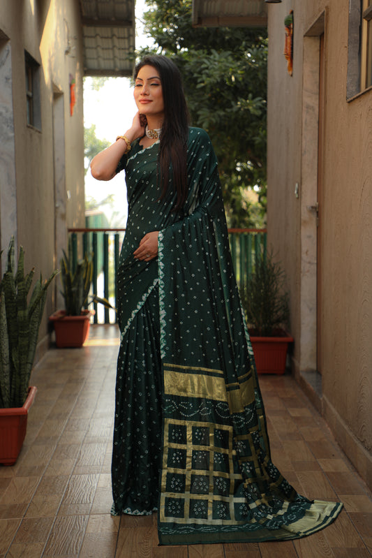 Exquisite Green Bandhej Silk Saree with Checks Pattern Pallu – Luxurious Handmade Design and Matching Bandhej Blouse.