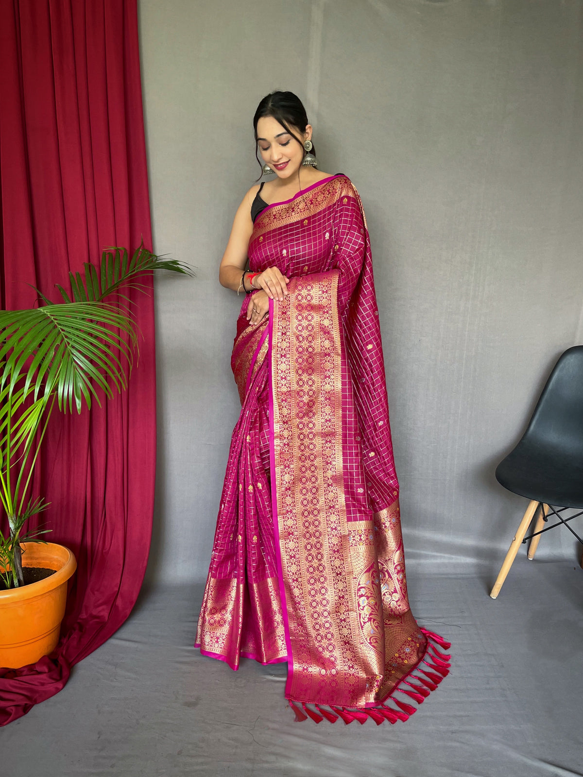 Exquisite Pink Handloom Saree with Superb Antique Weaving: Heavy Gold Jacquard Border, Small Motifs, and Meena Work with Unstitched Blouse Piece.